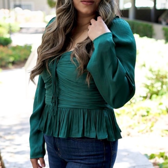 House of Harlow 1960 XS
Emerald Green Ruched Peplum Top
Long Sleeve